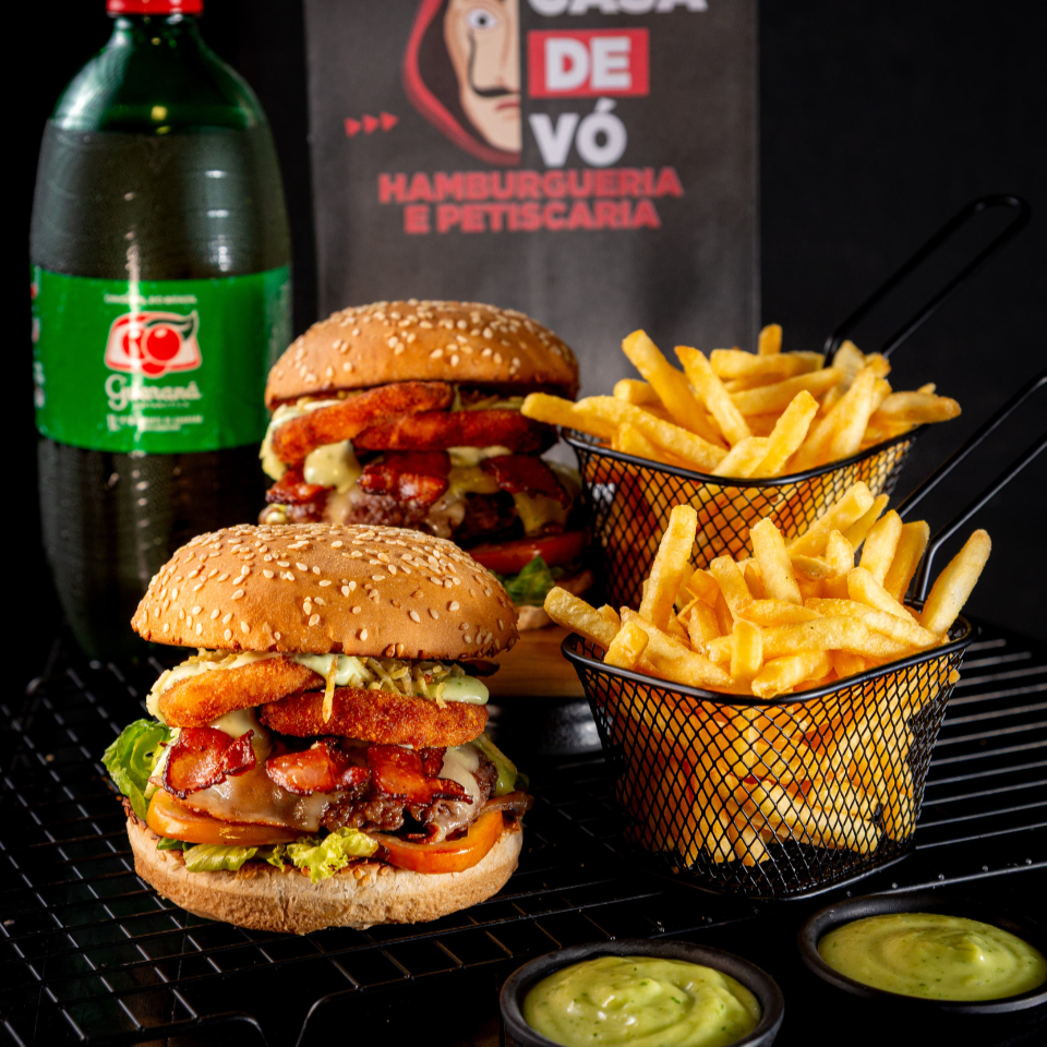 2 Onion Bacon ( Pão gourmet, smash de 100g, queijo mussarela, 3 fatias de bacon, anéis de cebla empanada, molho especial, tomate, alface e cebola)+ 2 Batatas P + 1 Antartica 1L