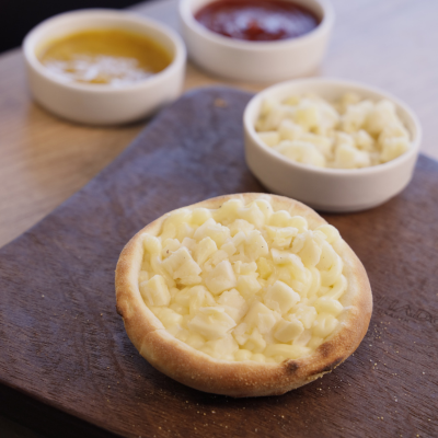acompanha; queijo mussarela e palmito picado
