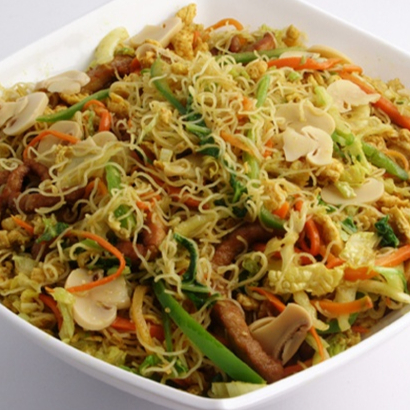 Carne frango pimentão cenoura repolho acelga macarrão grelhado ao molho curry