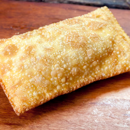 Pastel recheado com Carne moída, presunto, mussarela, Catupiry e molho de tomate.  Pastel grande com 21cm e frito no óleo de algodão.