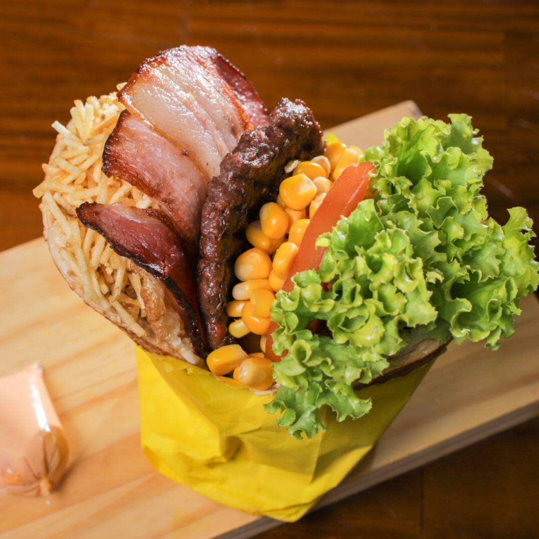 O mais pedido Pao hamburguer mussarela presunto bacon alface tomate milho e batata palha