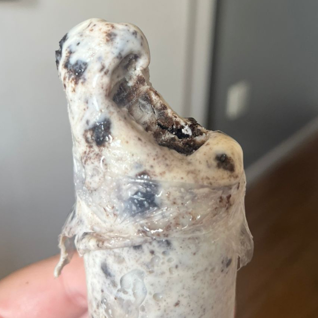 Feito com a nossa base super cremosa de ninho e pedaços de Oreo