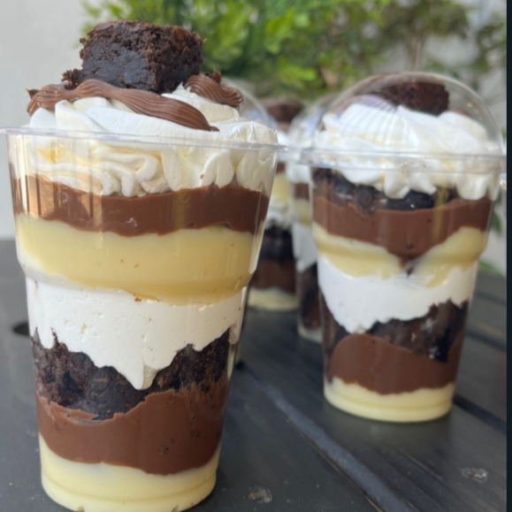 Uma combinação irresistível que une suavidade e intensidade! Esse copo traz: Brigadeiro de Ninho cremoso e delicado Mousse de Ninho leve e aveludado Pedaços generosos de brownie macio e chocolatudo Finalização com Nutella, trazendo o toque marcante e indulgente que todo mundo ama ✨ Cada colherada é uma explosão de prazer: cremosidade, textura e o equilíbrio perfeito entre o doce suave do Ninho e a intensidade da Nutella. Ideal para adoçar qualquer momento especial!