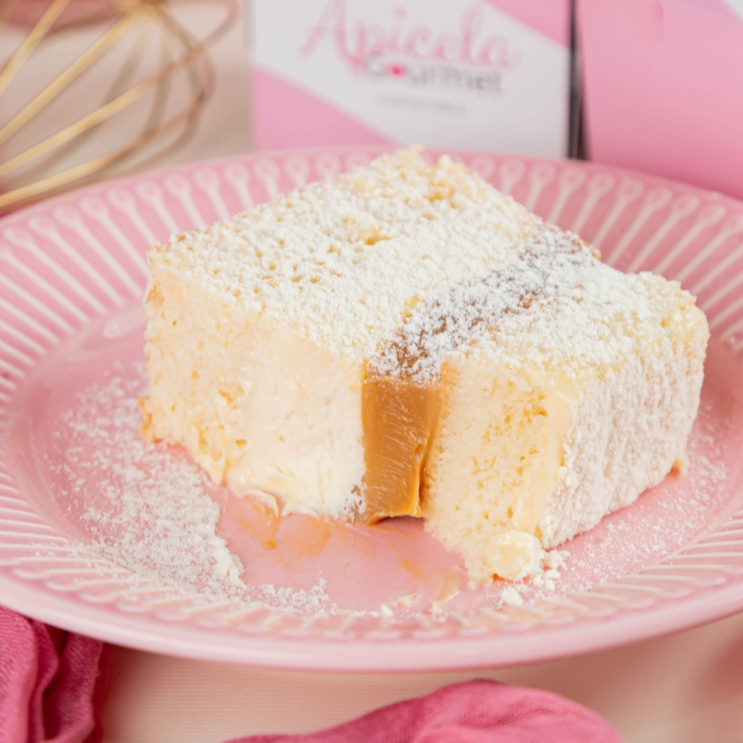 O nome já diz, Bem Casado ... Nosso bolo gelado tem a combinação super leve, é para quem gosta de bolos mais suaves. Tem sua massa branca molhadinha, com recheio de Ninho e doce de leite caseiro super suave e cremoso. É finalizado com Leite Ninho em pó, o toque especial.