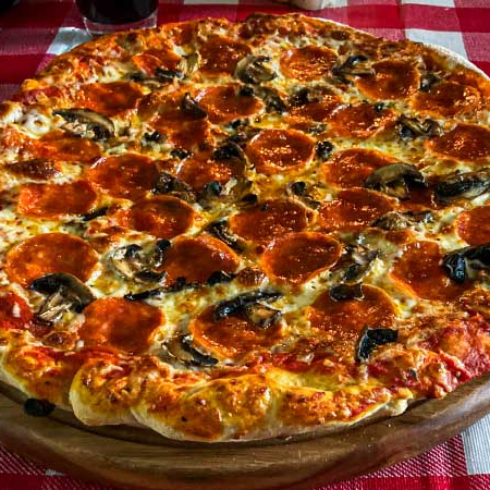 Pizza Pepperoni y Champiñones