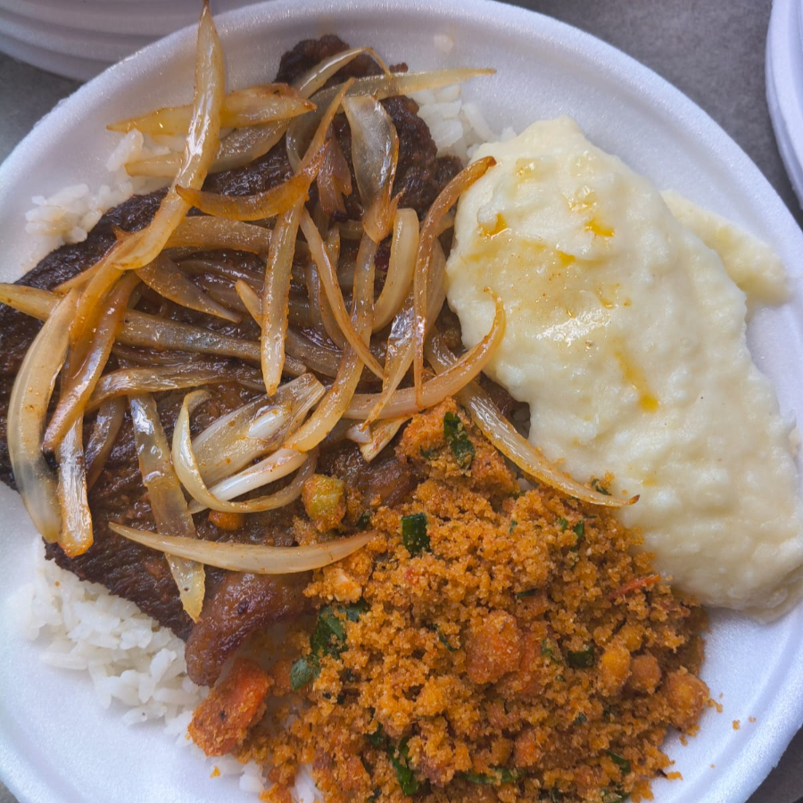 Arroz, Feijão, Bife de Vaca Acebolado, purê de batata e Farofa