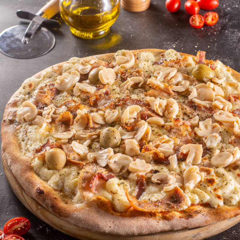 Mussarela, Catupiry, Champignon, Molho de Tomate, Orégano, Azeitona, Bacon