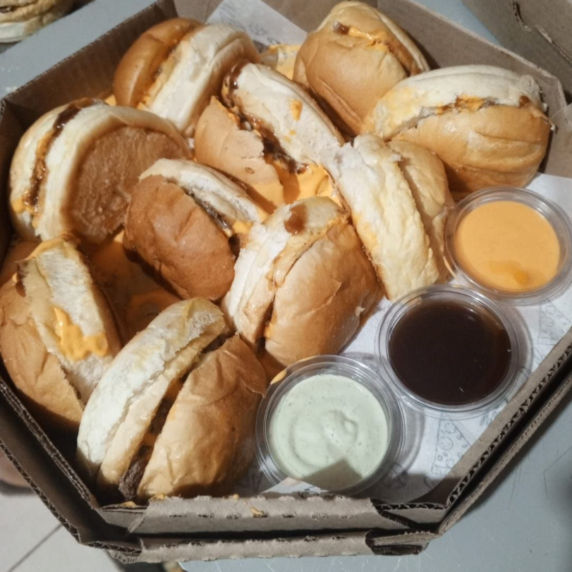 5 hamburguer- Pao, Carne smash 50g, queijo mussarela, barbecue, cheddar, pote molho verde, pote cheddar, pote barbecue