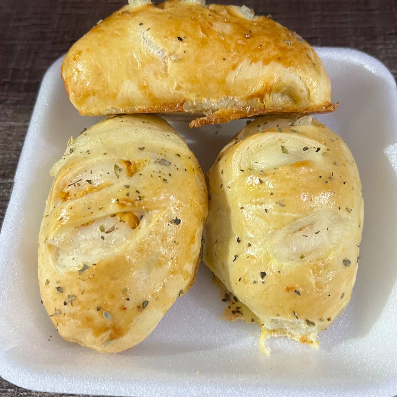 Mini baguete recheada com frango bem temperado, preparada com muito sabor e aquele toque caseiro. Uma opção prática, saborosa e caprichada para qualquer hora do dia!