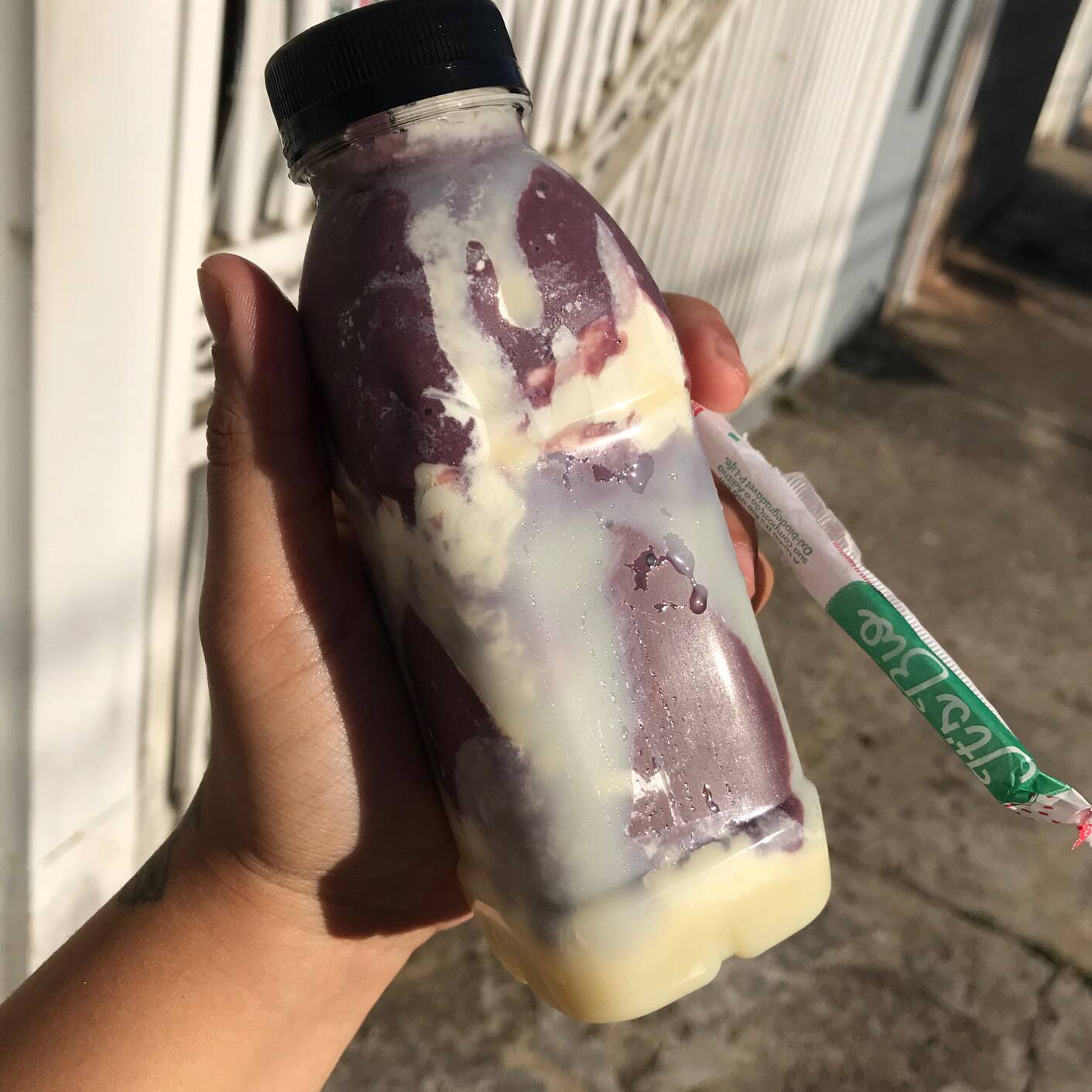 Açaí batido com leite ninho pra ficar bem cremoso, com camadas de leite condensado e leite ninho