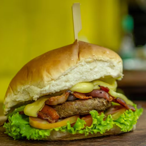 Ovo, queijo, vinagrete no pão francês.