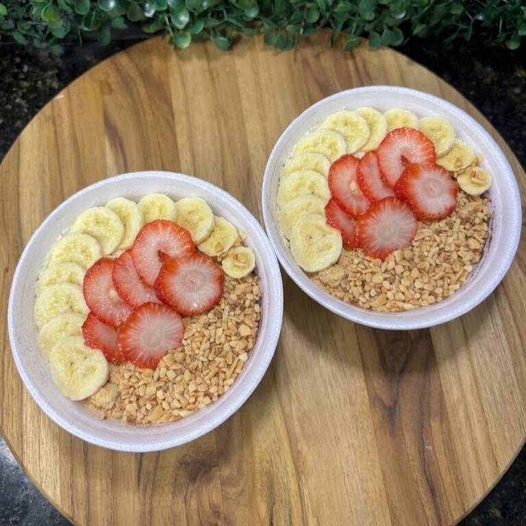 Escolha 2 tigelas de açaí M com cremosidade perfeita e aproveite para montar do seu jeito com seus complementos favoritos. Ideal para compartilhar ou matar aquela vontade de açaí em dobro.