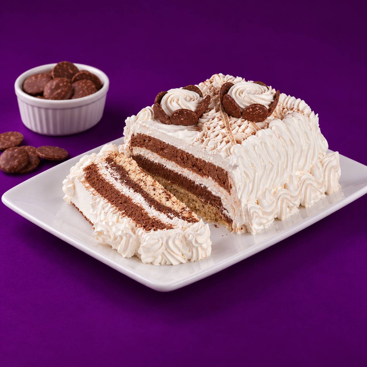 Deliciosa torta de sorvete de 200g, preparada com sorvete de creme, trufa de chocolate, recheio cremoso de chocolate e cobertura de chantilly. Uma sobremesa gelada, cremosa e perfeita para qualquer momento!
Observação: O produto é enviado em 1 pedaço de aproximadamente 200g, cuidadosamente embalado para garantir a qualidade e o sabor da sua sobremesa.