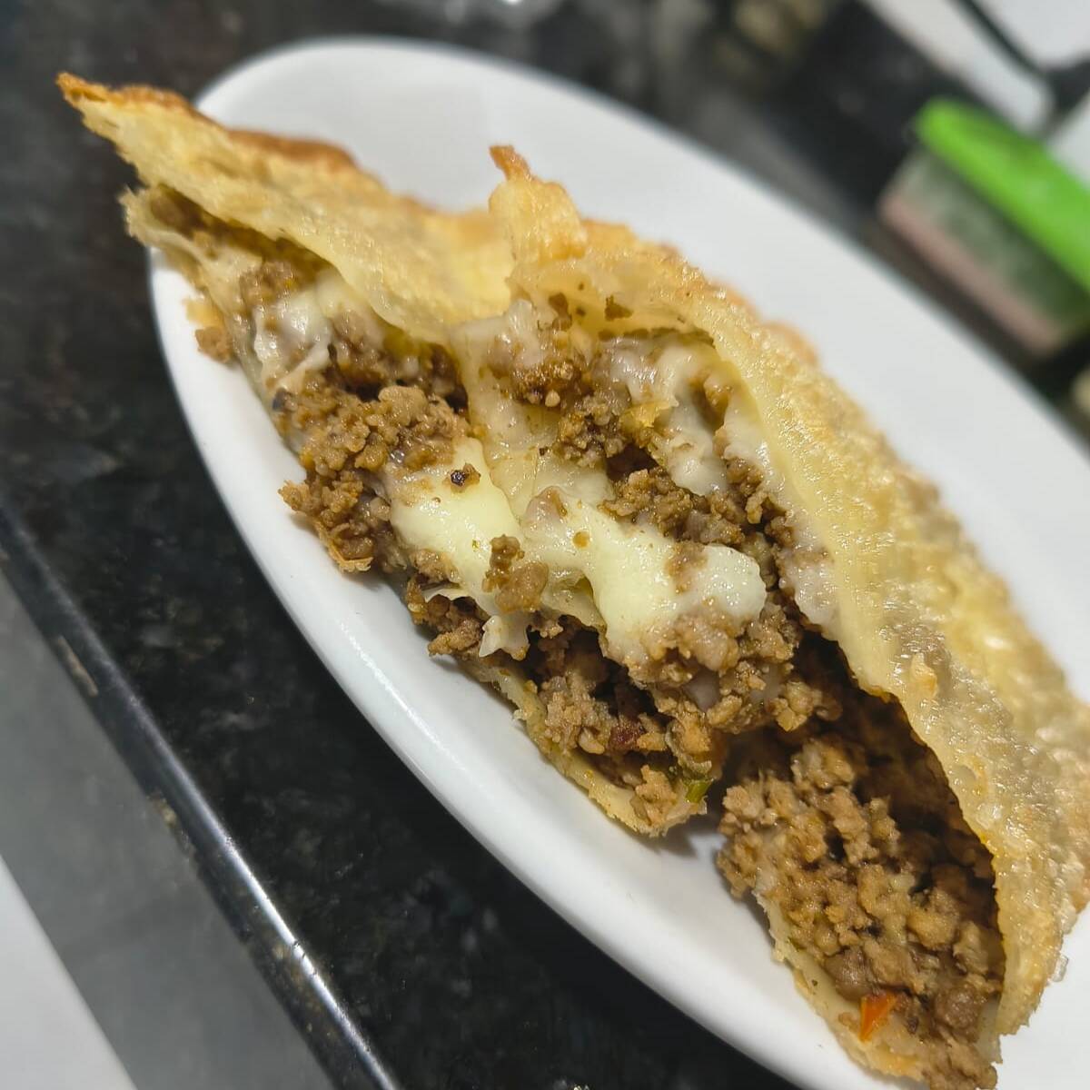 Ingredientes: carne moída, temperos e requeijão cremoso.