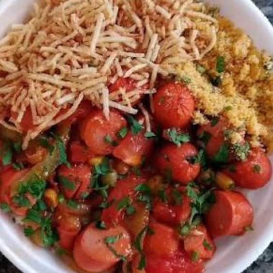 arroz salsicha ao molho e batata palha