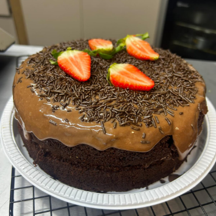 Bolo Grande massa fofinha recheado com brigadeiro com morangos com cobertura de brigadeiro 1,5kg