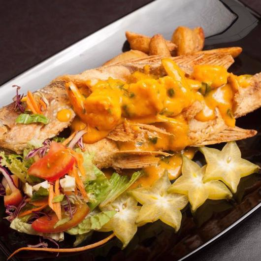 Pescado Entero Bañado en Salsa de Camarón.