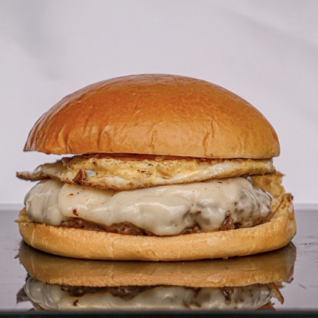 O x-egg é um hambúrguer feito com pão, carne, queijo e ovo frito, acompanhado de alface, tomate e maionese. 🍔🍳