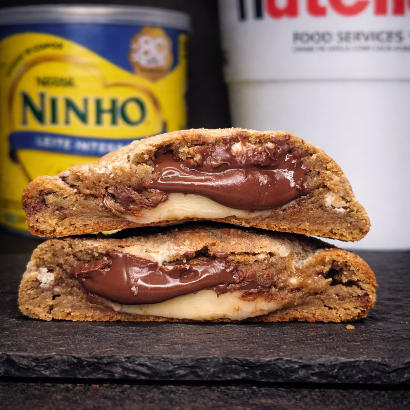 Massa de baunilha com gotas de chocolate, cravejada com Leite Ninho e recheada com um delicioso creme de Ninho e muita Nutella. Cremoso, chocolatudo e simplesmente irresistível!
