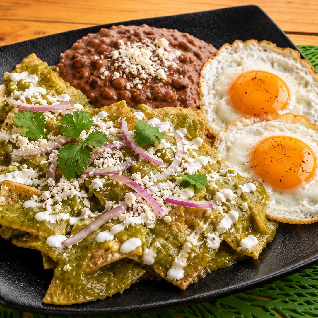 Chilaquiles Verdes con Huevitos Estrellados