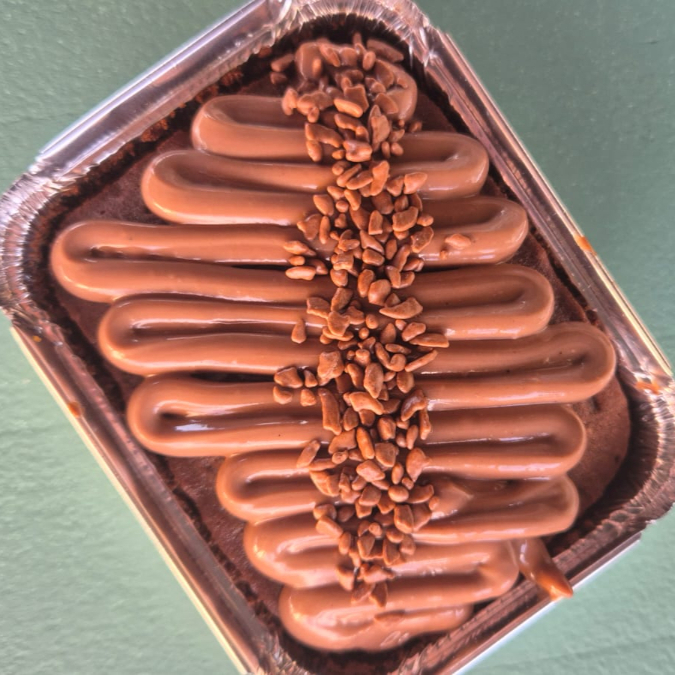 Bolo fofinho de chocolate com creme de chocolate 50% por cima e granulado crocante para finalizar. Bem molhadinho, doce na medida certa.