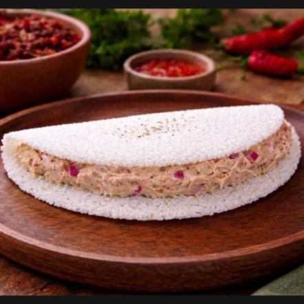 Massa de Tapioca recheada com atum temperado com cebola roxa