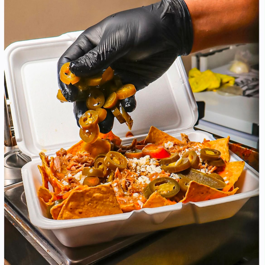 NACHOS CON LECHON ENCHILADO