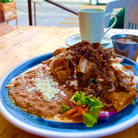Chilaquiles Rojos o Verdes con Carne Asada