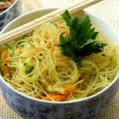 Macarrão Bifum, Carne, Camarão e Legumes Desfiados Levemente Temperado Ao Curry