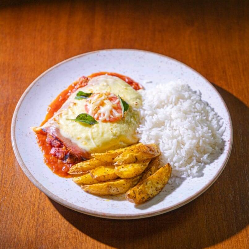 Parmegiana de File Mignon, arroz branco e batata rustica