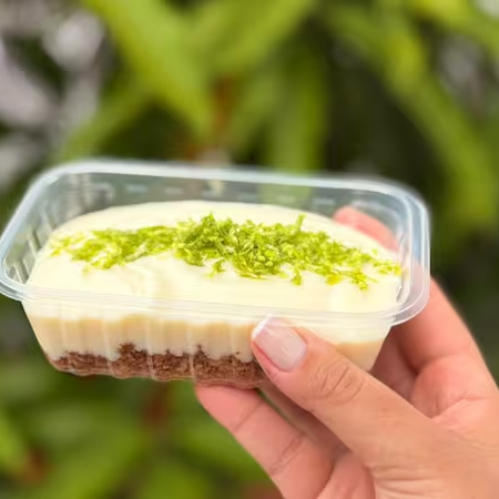 Base crocante de biscoito dourado, mousse de limão super cremoso com aquele azedinho equilibrado na medida certa e finalizado com delicadas camadas de chantilly. Refrescante, leve e impossível comer só um pedaço! 💚✨