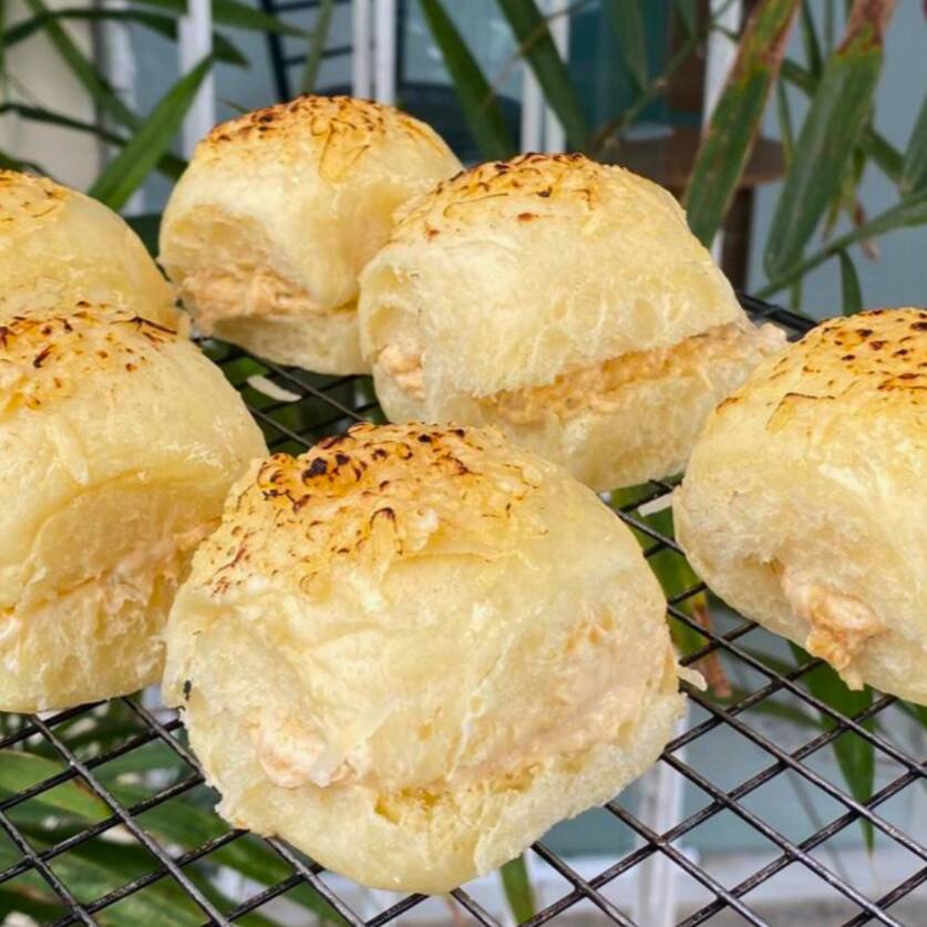 Clássico pão de massa extremamente fofinha recheado com creme de frango bem temperado, finalizado com queijo parmesão fresco faixa azul maçaricado. Vai super bem no lanche, no café da manhã e jantar! --------- Tags---- pão delicia, pao delícia, pão fofinho, creme de frango, pão com creme,parmesão, queijo, maçaricado, pão maçaricado