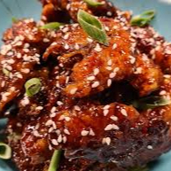 Cubos De Frango Empanados Com Cebola, Pimentão e Abacaxi