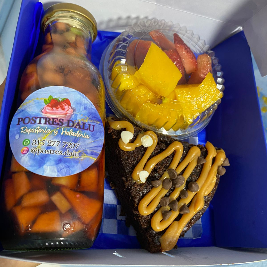 caja sangria, torta y porción de fruta