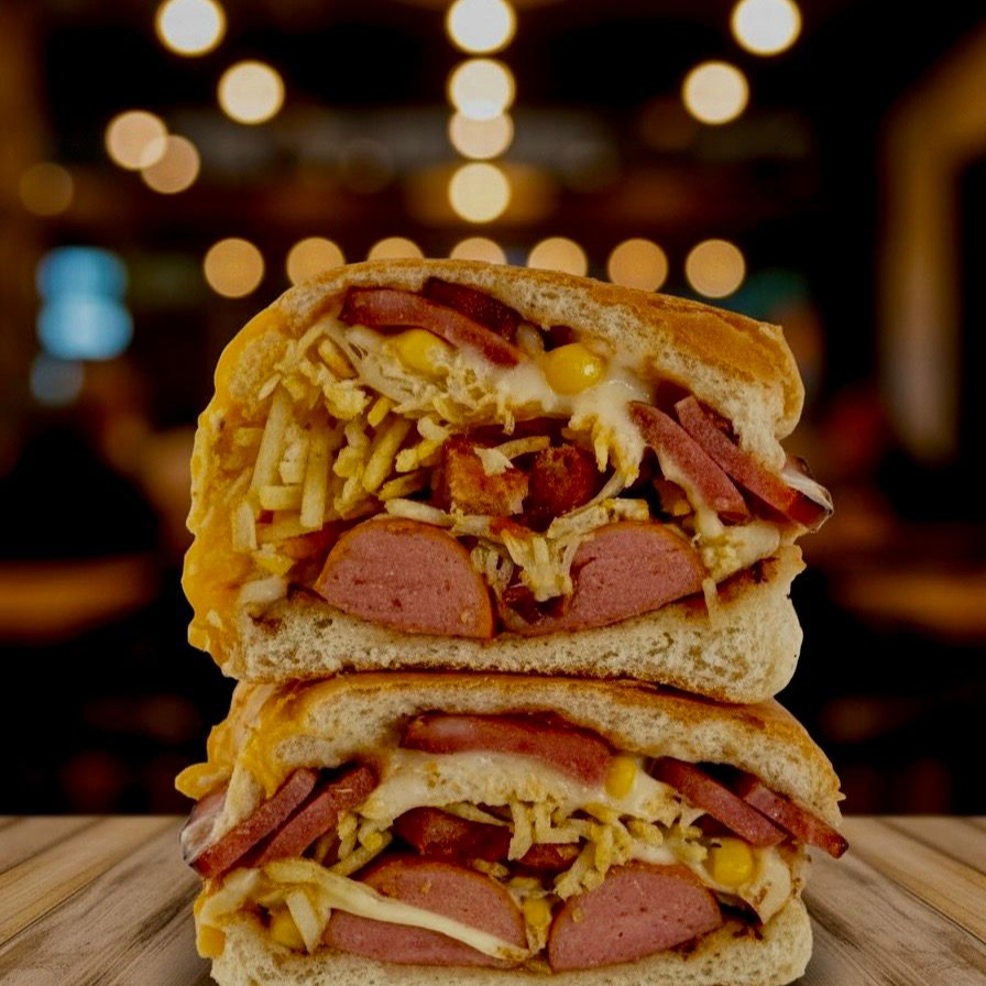 Pão, Salsicha ou Linguiça, Tomate, Cebola, Milho, Evilha, Azeitona, Ketchup, Maionese de alho, Cheddar, Catupiry , passas , molhos