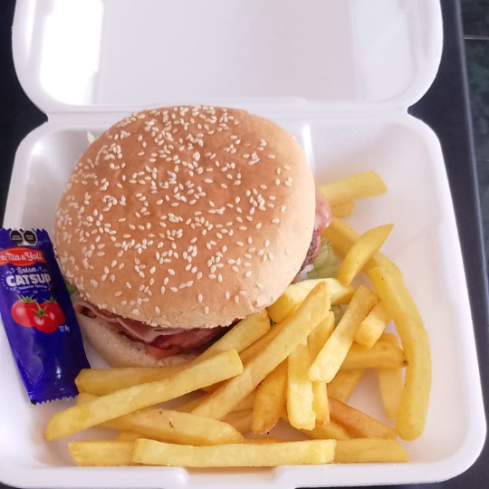 HAMBURGUESA SENCILLA CON PAPAS