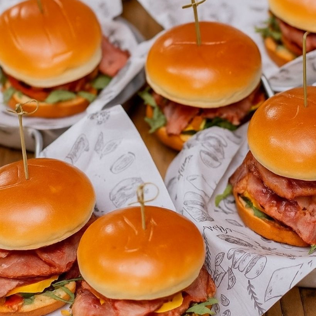 Perfeito para compartilhar com a família ou os amigos. O combo acompanha 5 lanches, preparados no pão macio com hambúrguer suculento de 130g, queijo cheddar cremoso, bacon em fatias e o exclusivo molho especial da casa. Uma combinação generosa, saborosa e irresistível para qualquer ocasião.