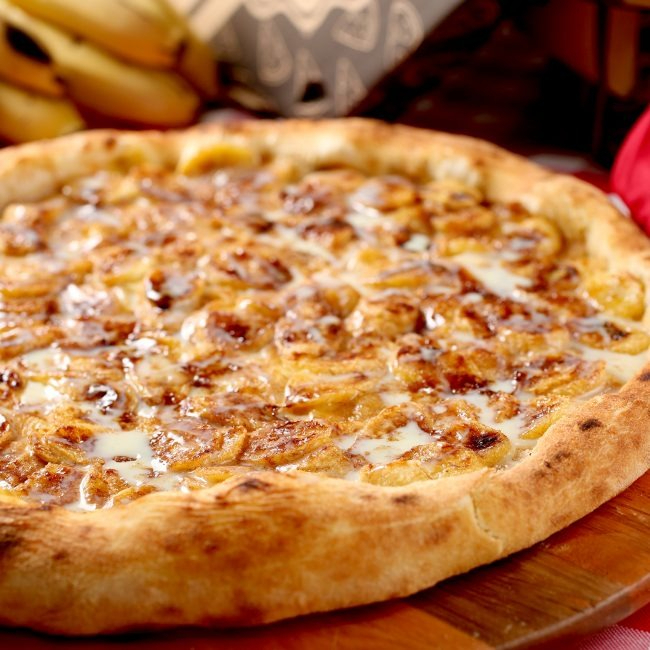 Banana fatiada com leite condensado, canela e açúcar