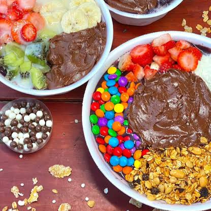 Vai Leite em pó e calda de morango você pode deixa ele mais delicioso adicionando demais acompanhamentos da sua preferência