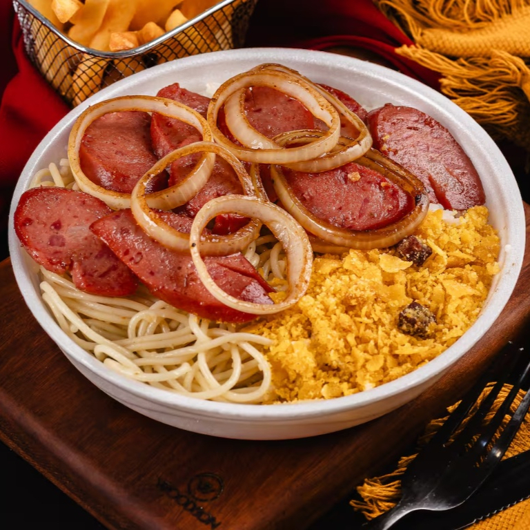 Arroz soltinho, feijão bem temperado, macarrão alho e óleo, farofa crocante, purê de batata cremoso e calabresa acebolada.
