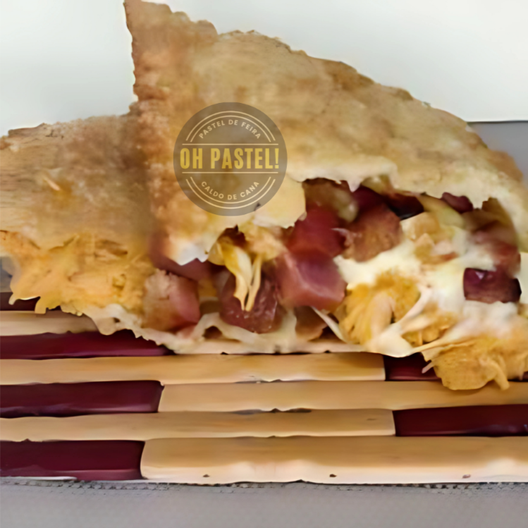 Pastel quentinho e frito na hora, frango desfiado bem temperado, requeijão cremoso e cubos de bacon bem suculentos. Aquele sabor que irá conquistar seu coração!