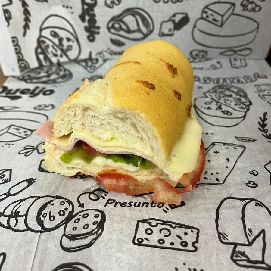 Pão tipo baguete, presunto, queijo, maionese, alface e tomate