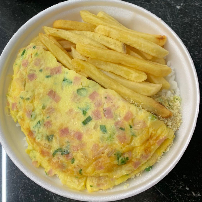 Acompanha Arroz Feijão legumes do dia e Farofa 400g aprox