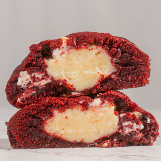 Nosso cookie de Red Velvet é feito com massa de cacau, recheado com um delicioso brigadeiro de cream cheese e finalizado com gotas de chocolate nobre branco.