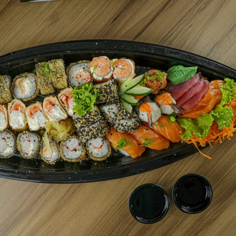 3 Niguiri De Salmão, 2 Niguiri Camarão, 5 Uramaki Salmão, 3 Sashimi Salmão, 3 Sashimi Atum, 2 Joy Joy Salmão, 2 Ebi Joy Salmão, 5 Carioca De Salmão, 5 Hot Roll Especial (Sem Arroz)
