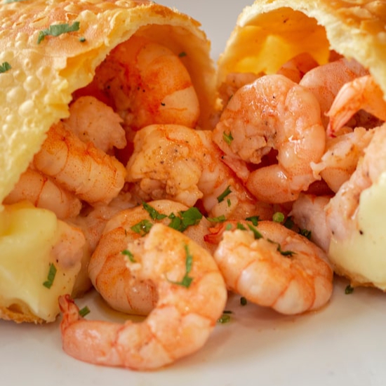 “Um mergulho de sabor em cada mordida!” Camarões suculentos e palmito macio envoltos num recheio cremoso e bem temperado, tudo dentro de uma casquinha dourada e crocante. Um sabor sofisticado que conquista no primeiro pedaço!