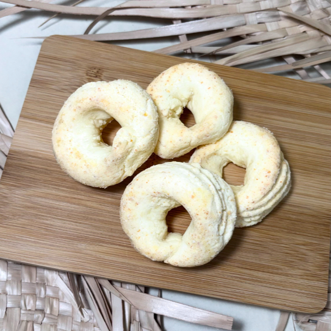 Crocante, leve e cheio de sabor! Nosso Biscoito de Queijo é feito com muito queijo e aquele toque artesanal que faz toda a diferença. Perfeito para acompanhar um café, um chá ou para beliscar a qualquer hora do Dia. Difícil comer só um!