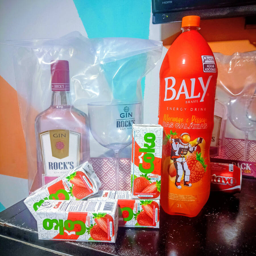 Uma garrafa de gin rocks, + 4 gelos de morango + 1 energético de pêssego+ 1 taça exclusiva da rocks