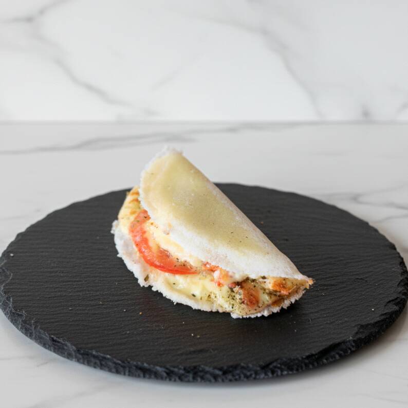 Deliciosa tapioca preparada na hora, recheada com muçarela, tomate fresco e orégano criando uma combinação leve, cremosa e cheia de sabor. Perfeita para um lanche delicioso a qualquer hora do dia!