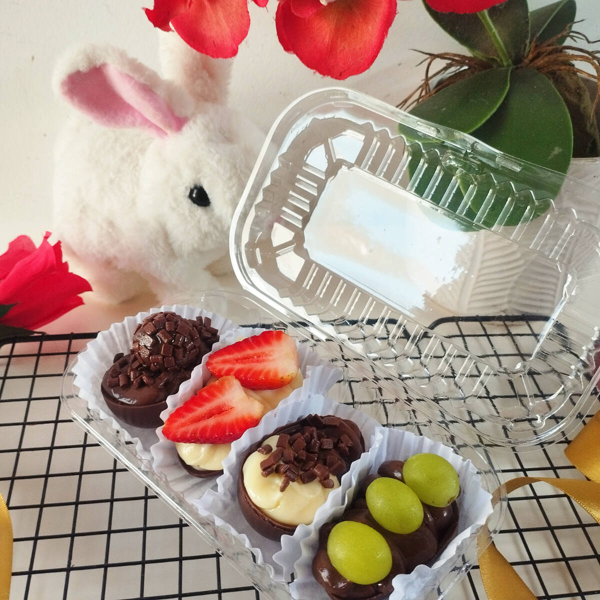 O combo contém 4 Mini Ovos 50g, no sabor de Chocolatudo, Ninho com Morango, Ninho com Brigadeiro e Brigadeiro com Uva! Casquinha de chocolate nobre.